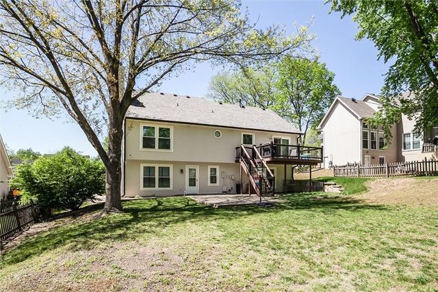 828 S Valley Drive, Lansing, KS 66043