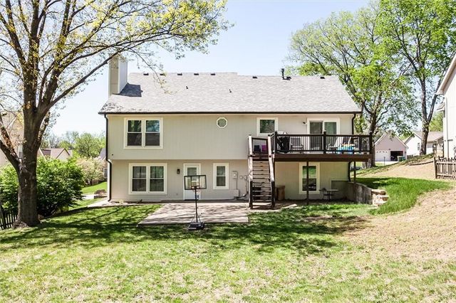828 S Valley Drive, Lansing, KS 66043