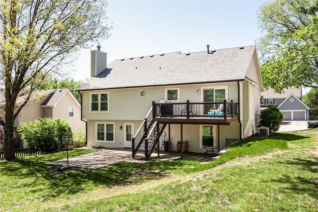 828 S Valley Drive, Lansing, KS 66043