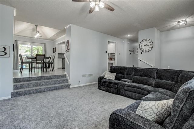 828 S Valley Drive, Lansing, KS 66043