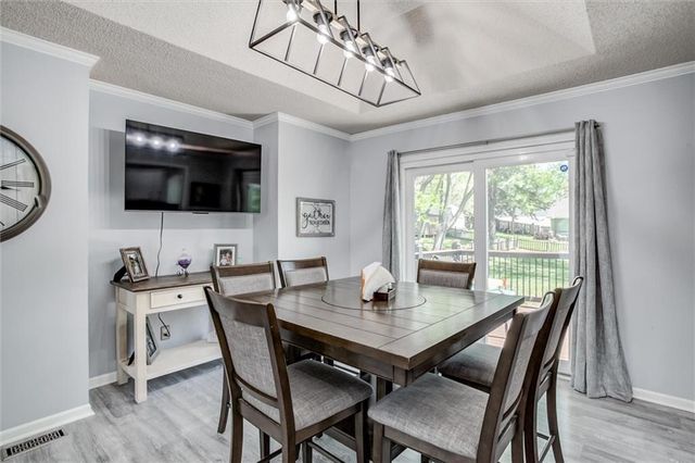 828 S Valley Drive, Lansing, KS 66043