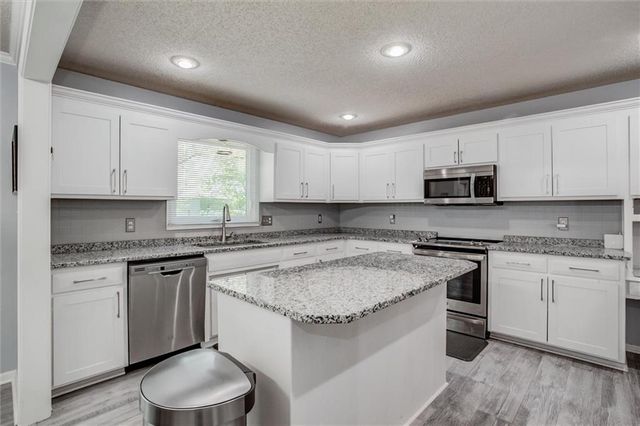 828 S Valley Drive, Lansing, KS 66043