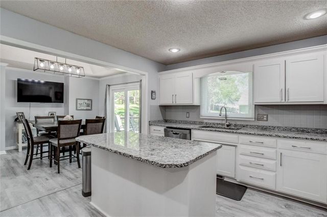 828 S Valley Drive, Lansing, KS 66043