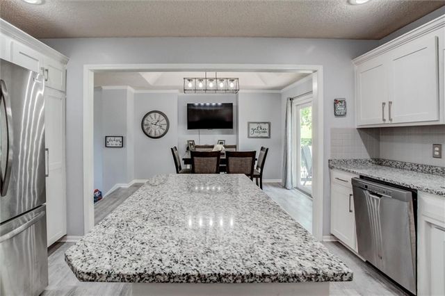 828 S Valley Drive, Lansing, KS 66043