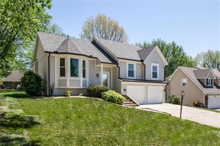828 S Valley Drive, Lansing, KS 66043