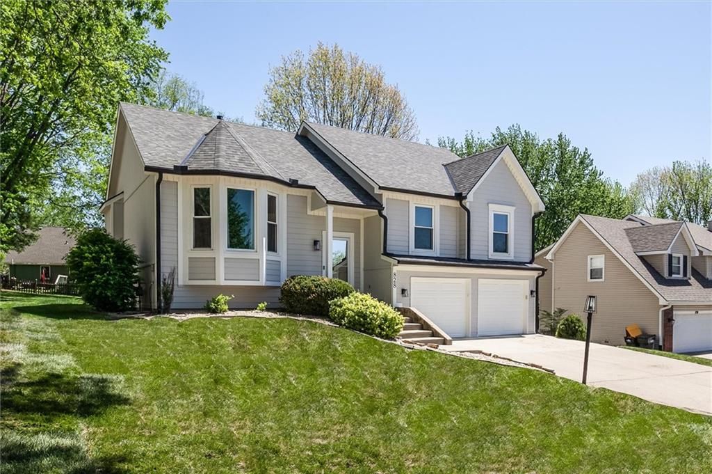 828 S Valley Drive, Lansing, KS 66043