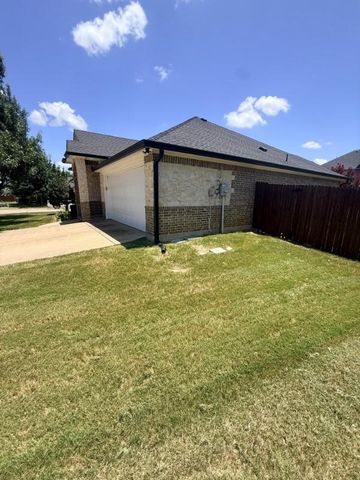 136 Holly Street, Waxahachie, TX 75165