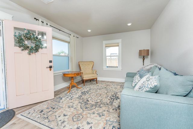 1036 N Adoline Avenue, Fresno, CA 93728