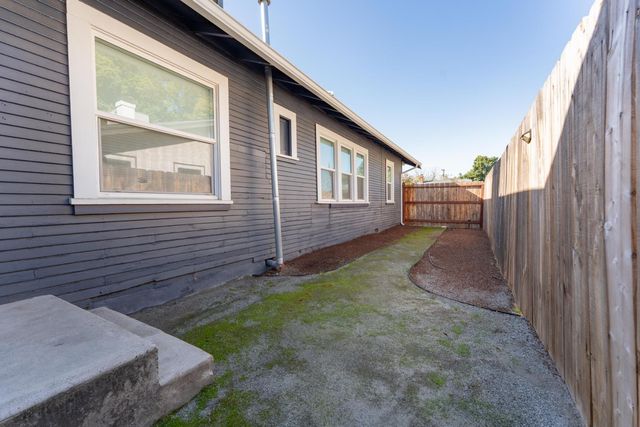 1036 N Adoline Avenue, Fresno, CA 93728