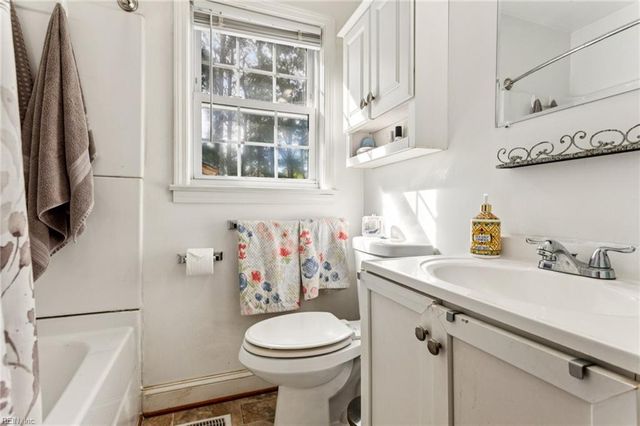 21 Rens RD, Poquoson, VA 23662