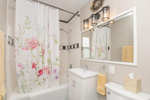 N39W27485 Hillside Grove ROAD, Pewaukee, WI 53072