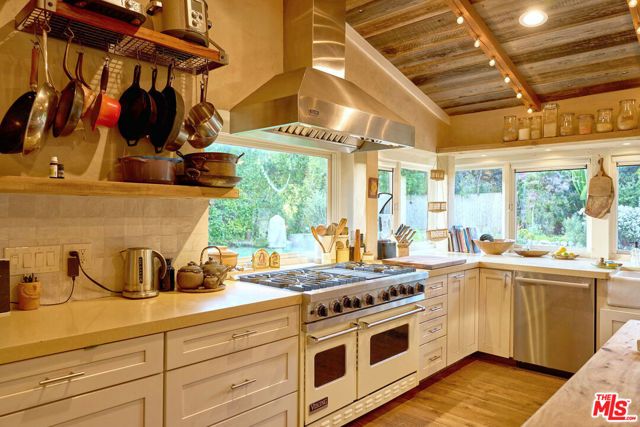 22068 Topanga School Road, Topanga (los Angeles), CA 90290