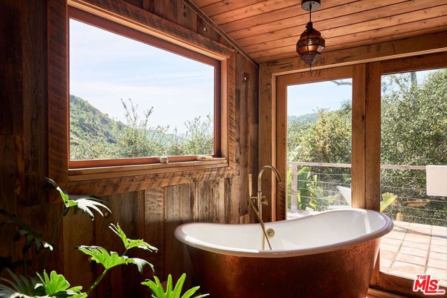 22068 Topanga School Road, Topanga (los Angeles), CA 90290