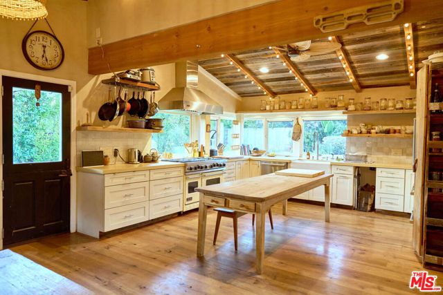 22068 Topanga School Road, Topanga (los Angeles), CA 90290