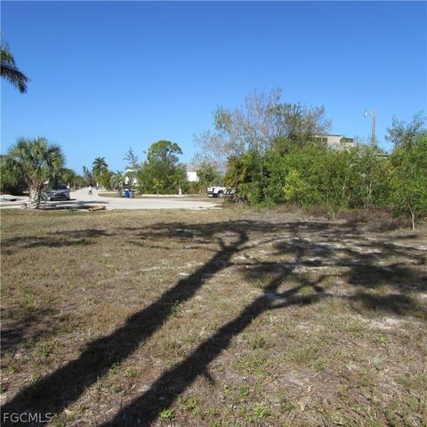 7757 Breakwater CT, Bokeelia, FL 33922