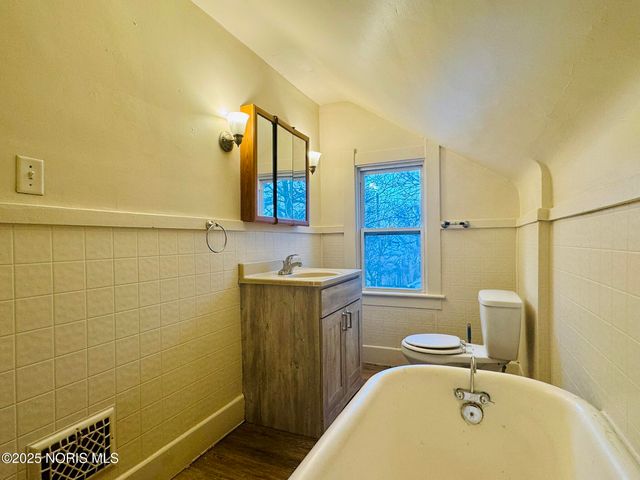 330 E Lake Street, Toledo, OH 43608