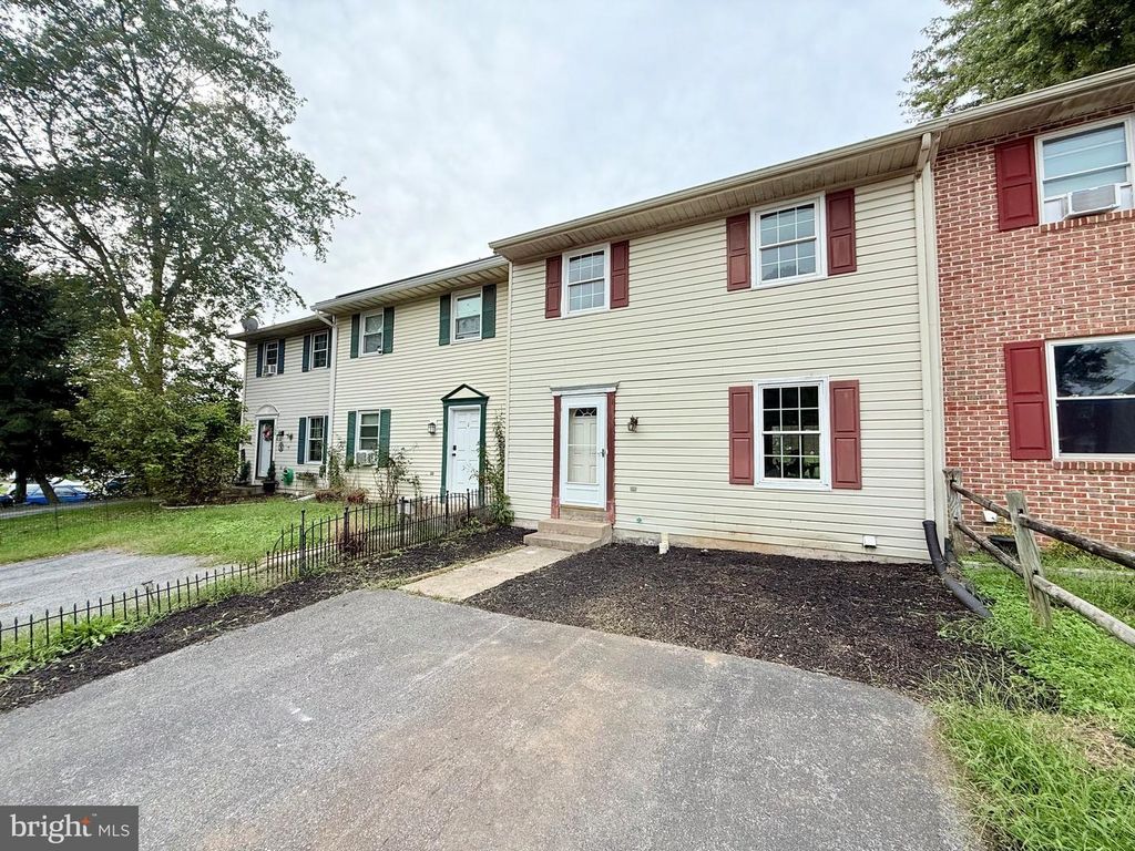 157 STONE HOUSE LN, Columbia, PA 17512