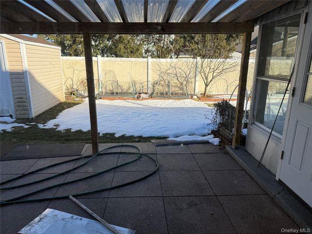 116 Winter Lane, Hicksville, NY 11801