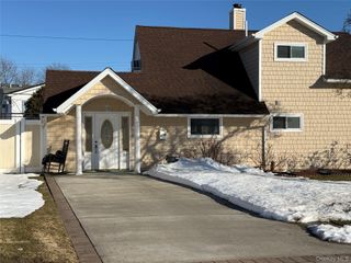 116 Winter Lane, Hicksville, NY 11801