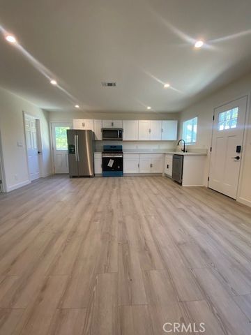 7713 Woodhall Ave, Canoga Park (los Angeles), CA 91304