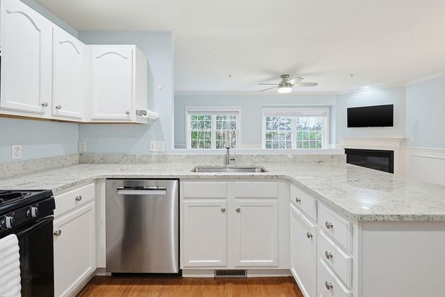18 Azalea Ln 18, Grafton, MA 01519
