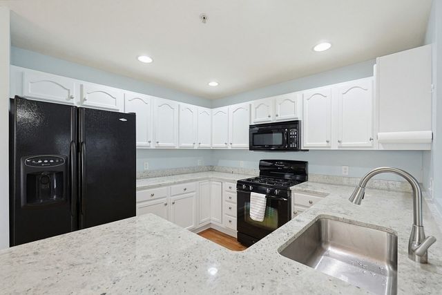 18 Azalea Ln 18, Grafton, MA 01519