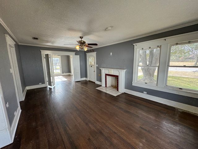 805 Prairie Avenue, Cleburne, TX 76033