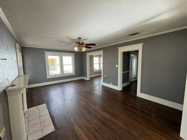 805 Prairie Avenue, Cleburne, TX 76033