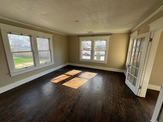 805 Prairie Avenue, Cleburne, TX 76033