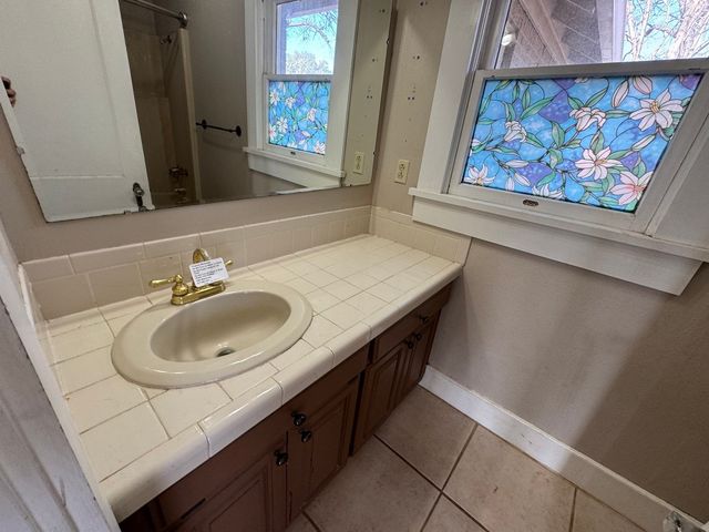 805 Prairie Avenue, Cleburne, TX 76033