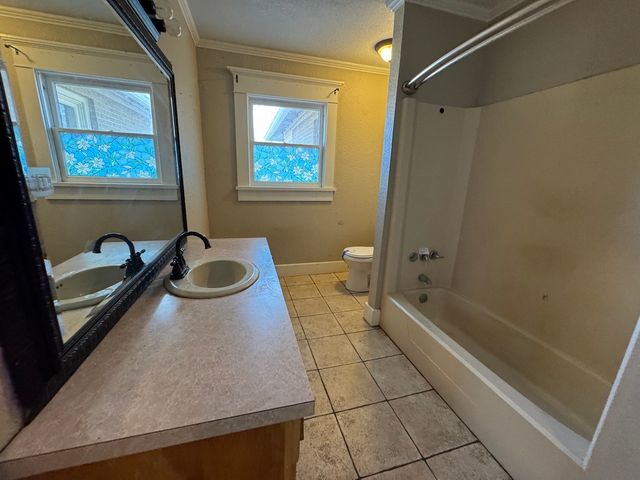 805 Prairie Avenue, Cleburne, TX 76033