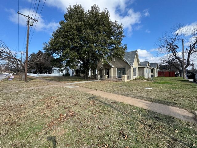 805 Prairie Avenue, Cleburne, TX 76033