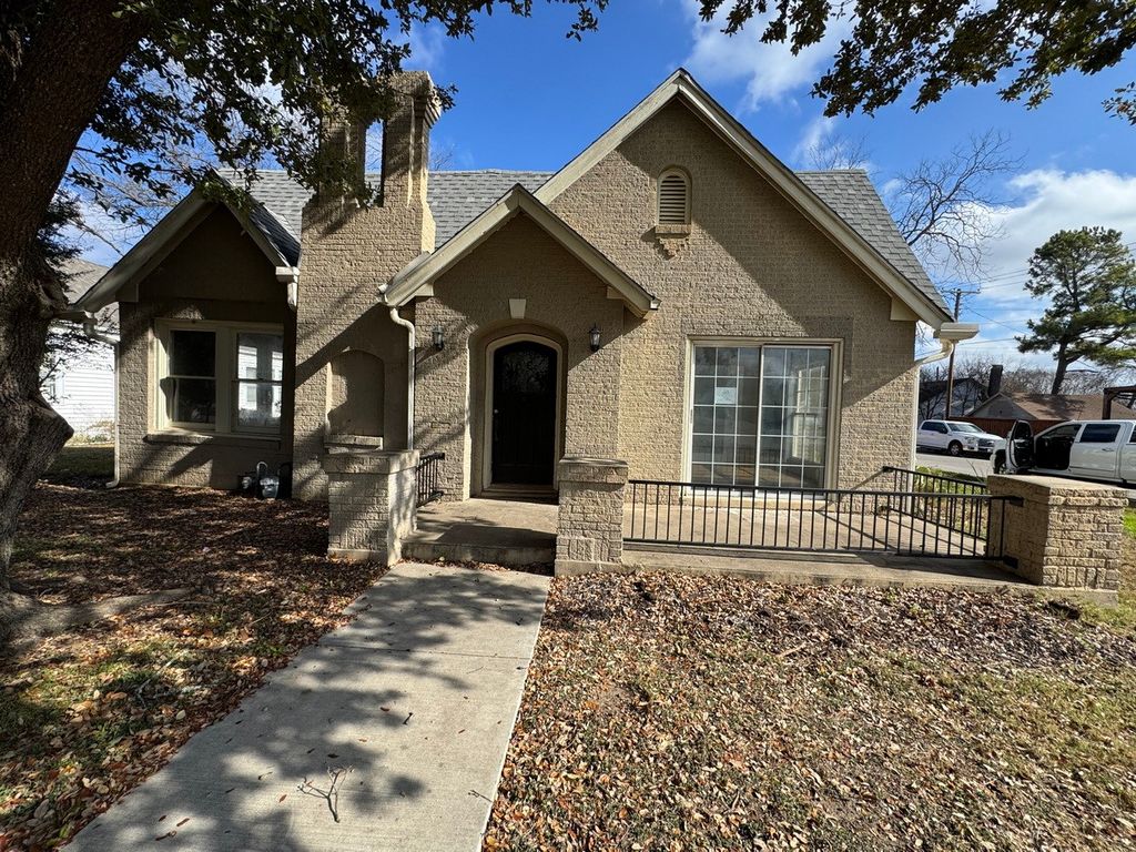 805 Prairie Avenue, Cleburne, TX 76033