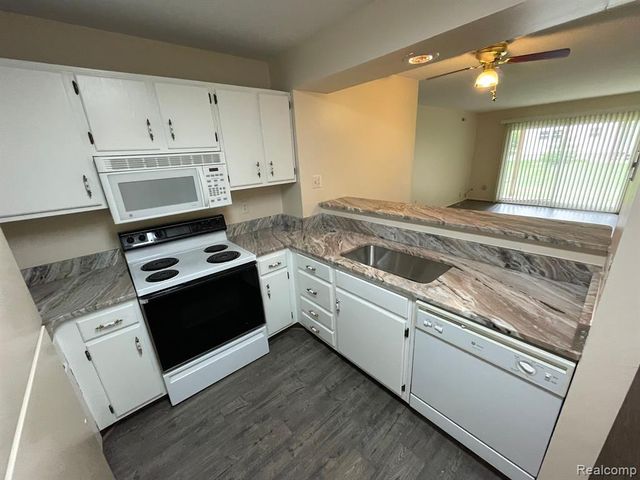 902 Chestnut Hill Drive C, Auburn Hills, MI 48326