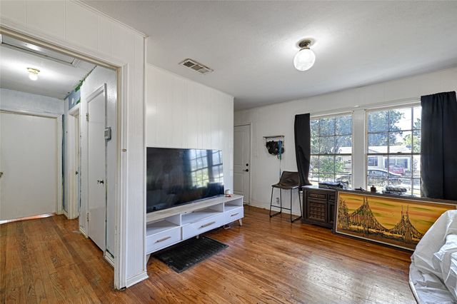 1007 E Russell Avenue, Carrollton, TX 75006