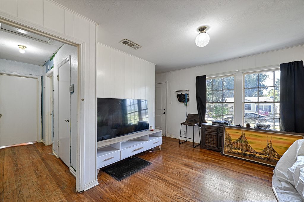 1007 E Russell Avenue, Carrollton, TX 75006 — photo 2