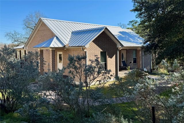 55 Lake Road, Riverside, TX 77320