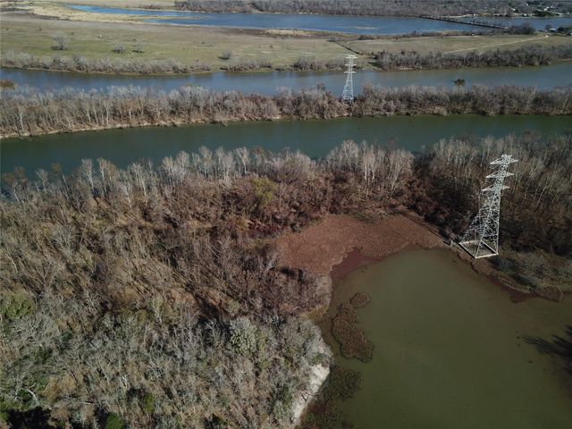 55 Lake Road, Riverside, TX 77320