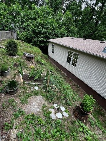 70 Pastoral Way, Hendersonville, NC 28739
