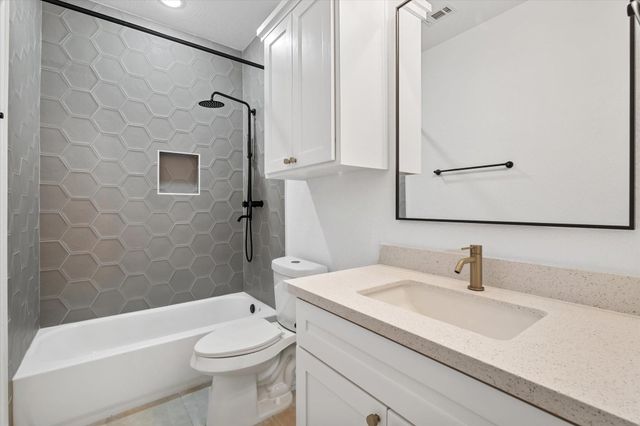 227 S Broadway Street, La Porte, TX 77571