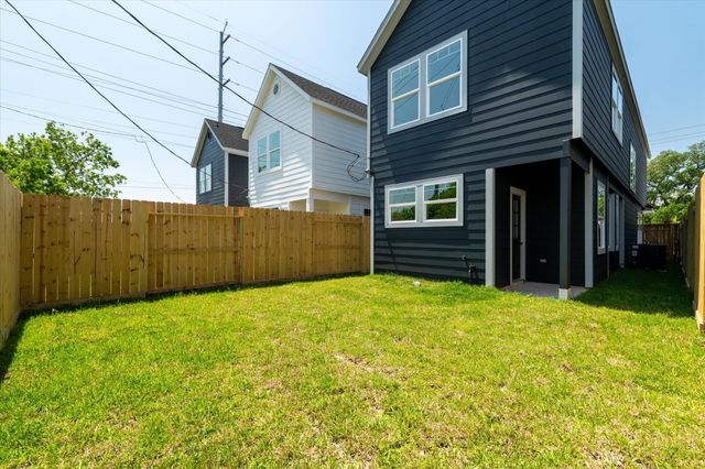 227 S Broadway Street, La Porte, TX 77571