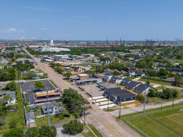 227 S Broadway Street, La Porte, TX 77571