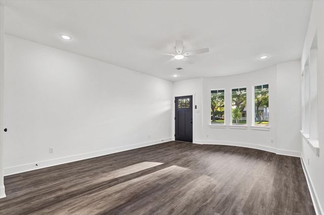 227 S Broadway Street, La Porte, TX 77571