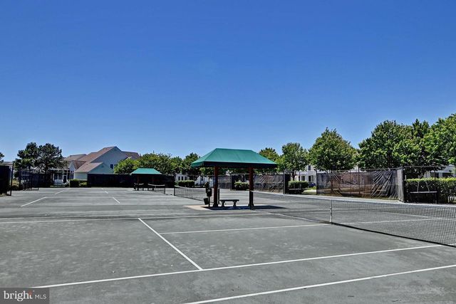 8 VILLAGE GREEN DR, Ocean View, DE 19970