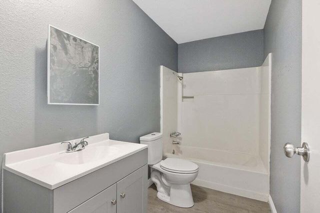 388 Crestwood Avenue, Woodlake, CA 93286