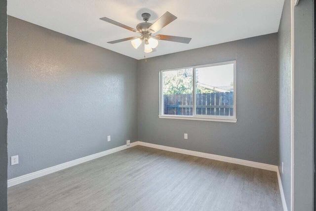 388 Crestwood Avenue, Woodlake, CA 93286