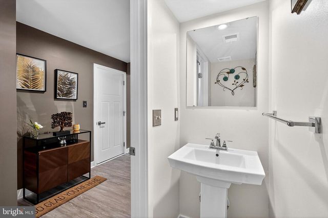 2047 RIVERS DR, Newark, DE 19702