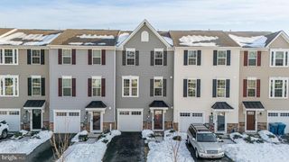 2047 RIVERS DR, Newark, DE 19702