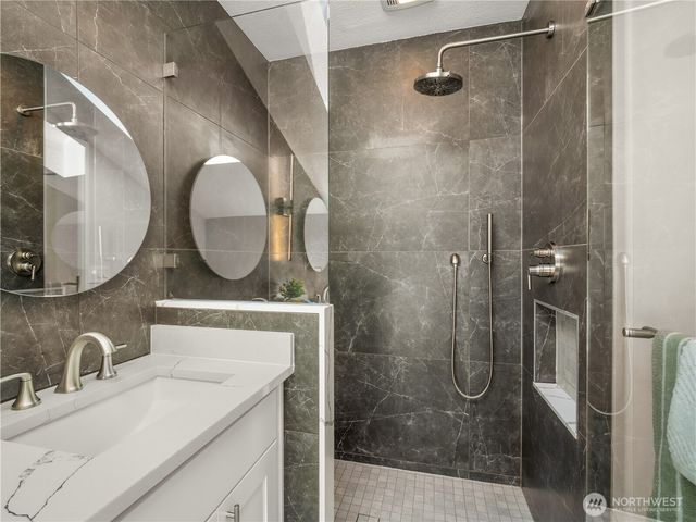 22713 NE 12th Place, Sammamish, WA 98074