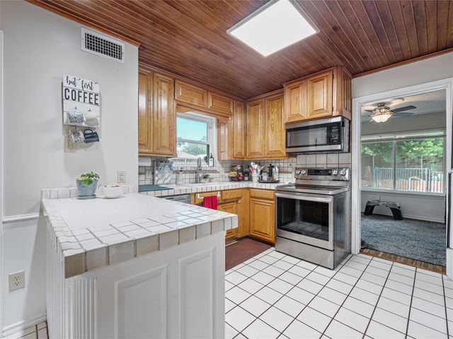 2119 Prestonwood Drive, Arlington, TX 76012